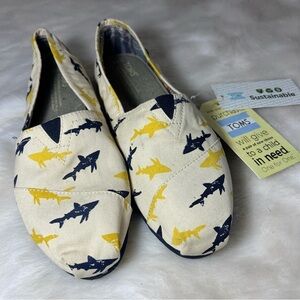 NWT TOMS shark week slippers white blue flat shoes rubber sole summer coastal